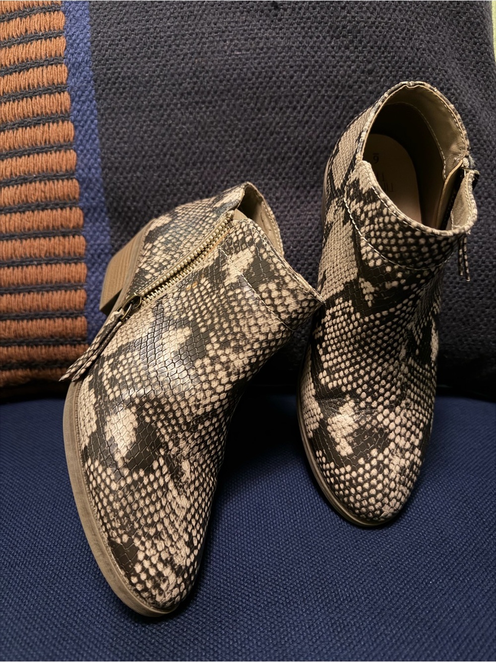 Ankle Booties with snakeskin design… unbranded but great condition sz 6 - Picture 4 of 5